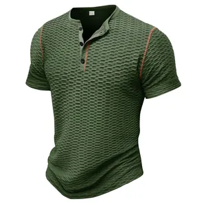 Detailansicht eines olivgrünen, strukturierten Henley-Shirts für Herren mit Knopfleiste