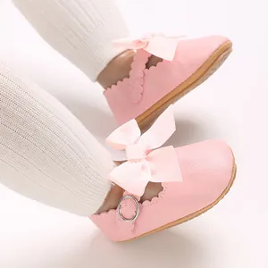 Vue détaillée de chaussures de princesse roses pour bébé avec nœud et semelle souple