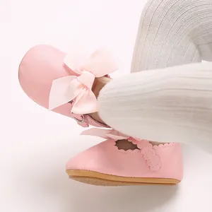 Gros plan de chaussures de princesse roses en PU pour bébé fille avec nœuds décoratifs