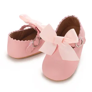 Gros plan de chaussures princesse roses pour bébé avec nœud papillon et semelle souple