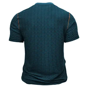 Detailaufnahme des atmungsaktiven Strukturstoffs am Rücken des blauen Herren-Shirts