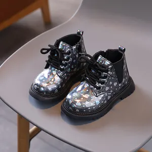 Bottes Martin pailletées argentées avec motif cœur holographique pour enfants en automne