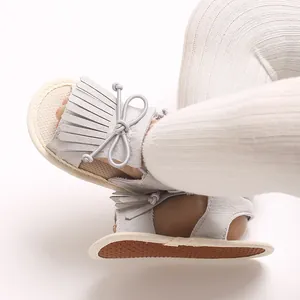 Detailansicht graue Baby Mädchen Fransen Sandalen mit Schleife und weicher Sohle