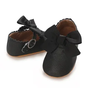 Vue détaillée de chaussures de princesse en cuir PU noir pour bébé avec grand nœud