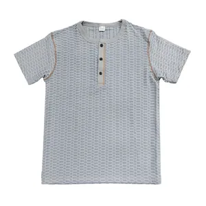 Detailansicht eines grauen kurzärmeligen Henley-Shirts aus strukturiertem Stoff