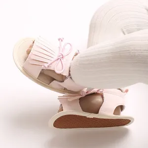 Detailansicht von rosa Baby-Sandalen mit Fransen und weicher, rutschfester Sohle