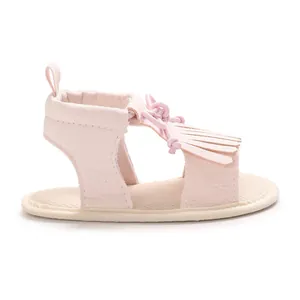 Seitenansicht von rosa Lauflernschuhen für Mädchen mit Fransen und weicher Sohle