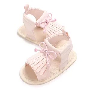 Detailansicht der rosa Lauflernschuhe für Baby Mädchen mit Fransen und Schleife