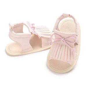 Detailansicht rosa Baby-Sandalen mit Fransen und weicher Sohle für den Sommer.