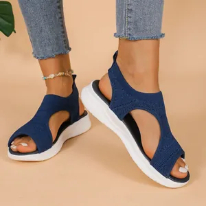 Dunkelblaue Damen-Stricksandalen für den Sommer mit weißer dicker Sohle und Peep-Toe-Design.