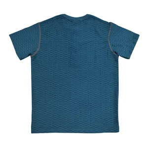 Detailansicht der atmungsaktiven Waffelstrickstruktur des blauen Herren-T-Shirts.