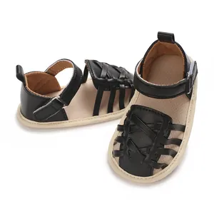 Vue détaillée des chaussures de marche pour bébé noires avec semelle souple.