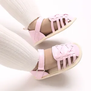 Détail de sandales tressées roses pour bébé avec semelles en caoutchouc souple