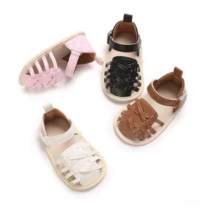 Assortiment de sandales d'été souples pour bébé en rose, noir, marron et blanc.