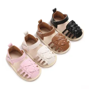 Vue détaillée de quatre couleurs de sandales de marche tissées pour bébé à semelle souple.