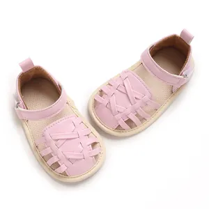 Vue rapprochée détaillée de chaussures d'été roses pour bébé avec semelles souples.