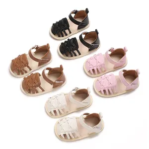 Différentes couleurs de sandales d'été pour bébé avec semelles en caoutchouc souple