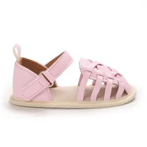 Vue latérale des chaussures de marche d'été tissées roses pour bébés à semelle souple