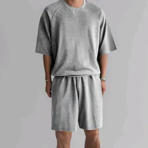 Ensemble détente gris pour homme en molleton avec t-shirt et short décontracté.
