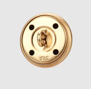 Detailansicht der Rückseite eines hochwertigen Messingknopfes mit IRIS-Gravur