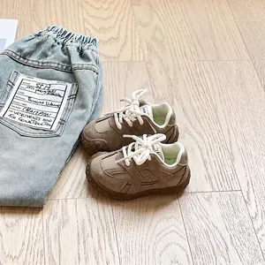 Retro-Lauflernschuhe für Kleinkinder aus braunem Wildleder mit Jeans-Outfit kombiniert