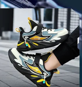 Détail des chaussures de sport en mesh respirant pour garçons avec semelle antidérapante et velcro