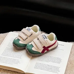 Nahaufnahme von winterlichen, fleecegefütterten Kleinkindschuhen mit Klettverschluss und Retro-Design