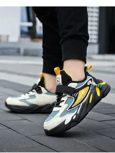 Gros plan de baskets de sport pour garçons en mesh respirant avec des accents jaunes