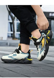 Gros plan de baskets en maille respirante pour garçons avec accents jaunes