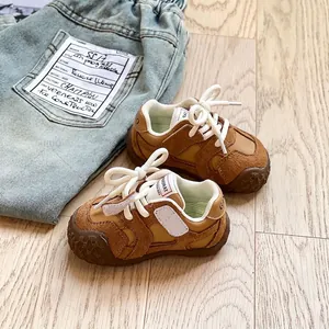 Braune Wildleder-Lauflernschuhe für Kleinkinder mit weichen Sohlen und weißen Schnüren