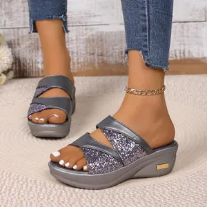 Stijlvolle dames slippers met sleehak en plateau met glitterbandjes voor de zomer