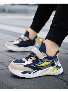 Gros plan de baskets de sport pour garçons durables avec détails en mesh et cuir pour loisirs