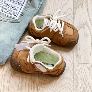 Klassische braune Lauflernschuhe mit weicher Sohle für Kleinkinder im modischen Herbststil