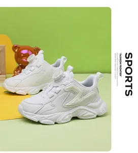 Vue latérale de baskets blanches pour enfants avec système de laçage rotatif.