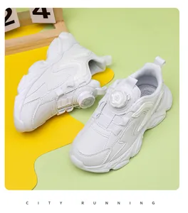 Vue détaillée de chaussures de sport blanches pour enfants avec boucle rotative