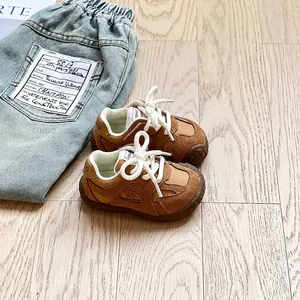 Klassische braune Wildleder-Lauflernschuhe für Kleinkinder mit weichen Sohlen