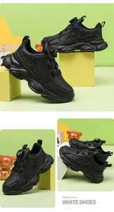 Détail de baskets noires pour enfants avec système de laçage rapide à bouton.