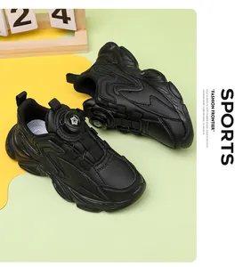 Vue détaillée de chaussures de course noires pour enfants avec boucle rotative