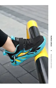 Baskets de course durables pour garçons en noir et bleu avec mesh respirant