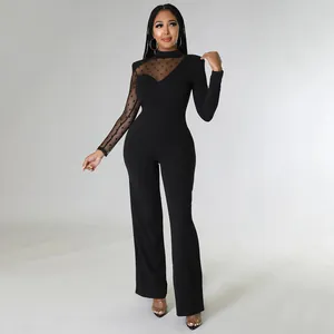 Combinaison noire élégante avec empiècement en tulle à pois transparent de qualité.
