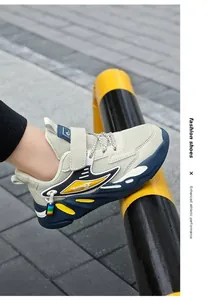 Vue latérale de baskets de sport bleu et beige pour garçons dans un cadre extérieur