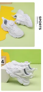 Vue rapprochée de baskets blanches respirantes pour enfants avec un système de laçage à boucle rotative