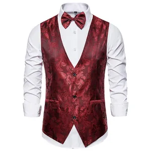 Vooraanzicht van elegant bordeauxrood herenvest met paisley-patroon en bijpassende strik
