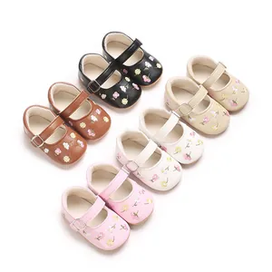Draufsicht auf verschiedene bestickte Baby-Mädchenschuhe in fünf verschiedenen Farben