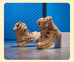 Vue détaillée de bottes d'hiver marron pour enfants avec doublure en fourrure et semelle épaisse