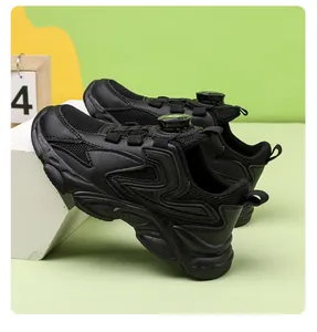 Gros plan de baskets noires respirantes pour enfants avec boucle rotative.