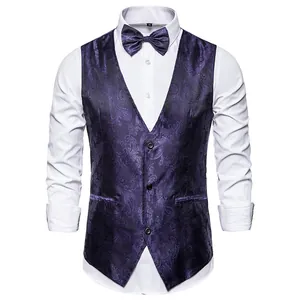Detailvooraanzicht van paarse paisley jacquard heren gilet met bijpassende vlinderdas.
