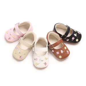 Detailansicht der Kollektion bunter bestickter Baby Mädchen Mary Jane Ballerinas Schuhe