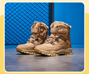 Vue latérale de bottes de neige marron pour enfants avec doublure en fourrure