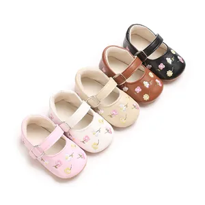 Detailansicht von Mary Janes für Baby-Mädchen mit Blumenstickerei in fünf zarten Farben.